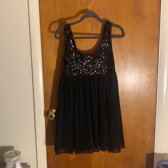 EUC H&M black dress with sequins details! Size 10 - Picture 1 of 4